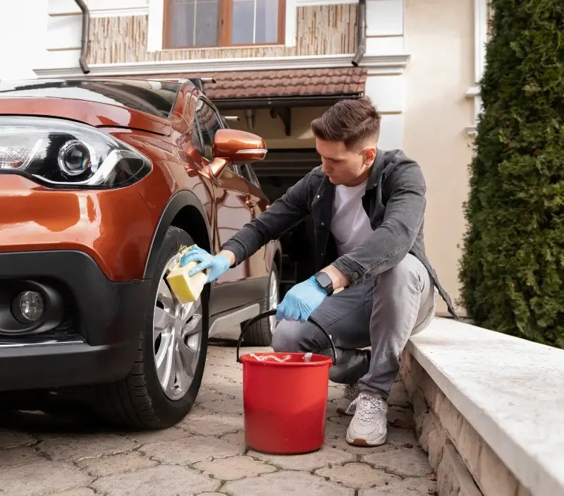 Lavage auto à domicile Caumont-sur-Garonne : professionnel intervenant sur un véhicule
